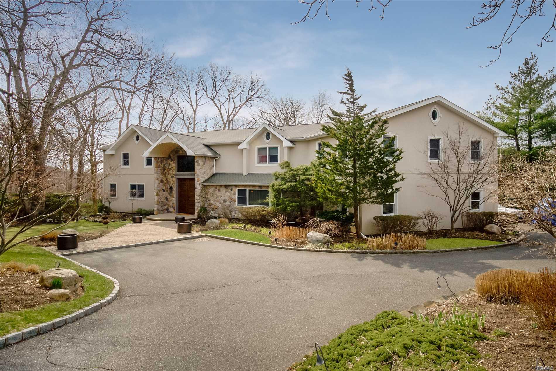 4 Anvil Court, Dix Hills