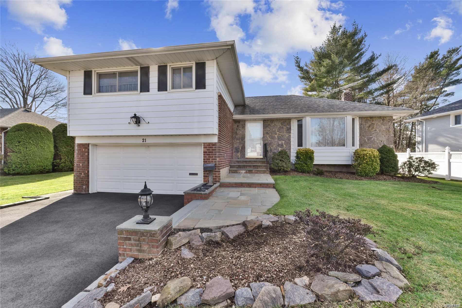 21 Mesa Road, Syosset