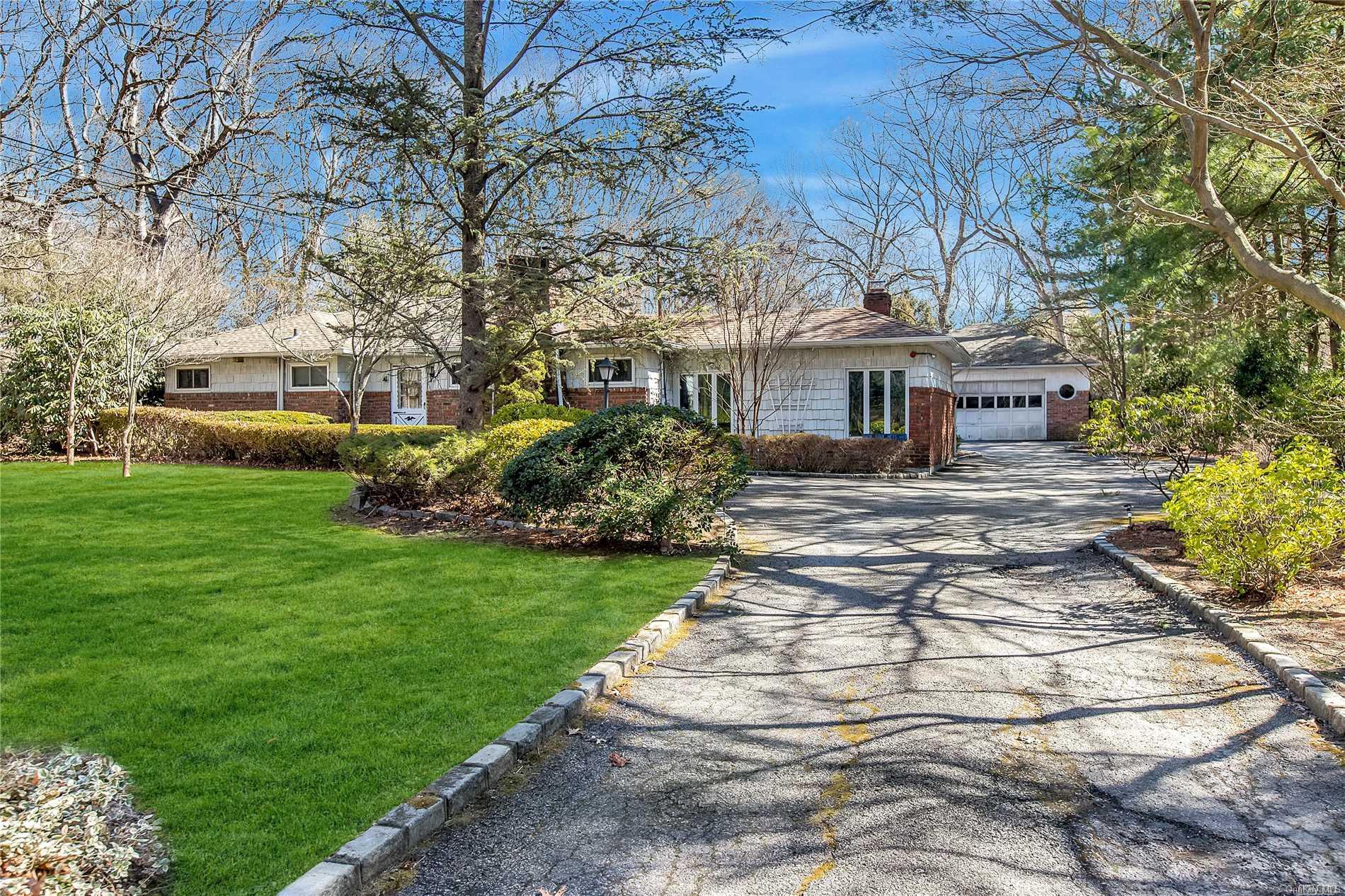 1095 Westminster Avenue, Dix Hills