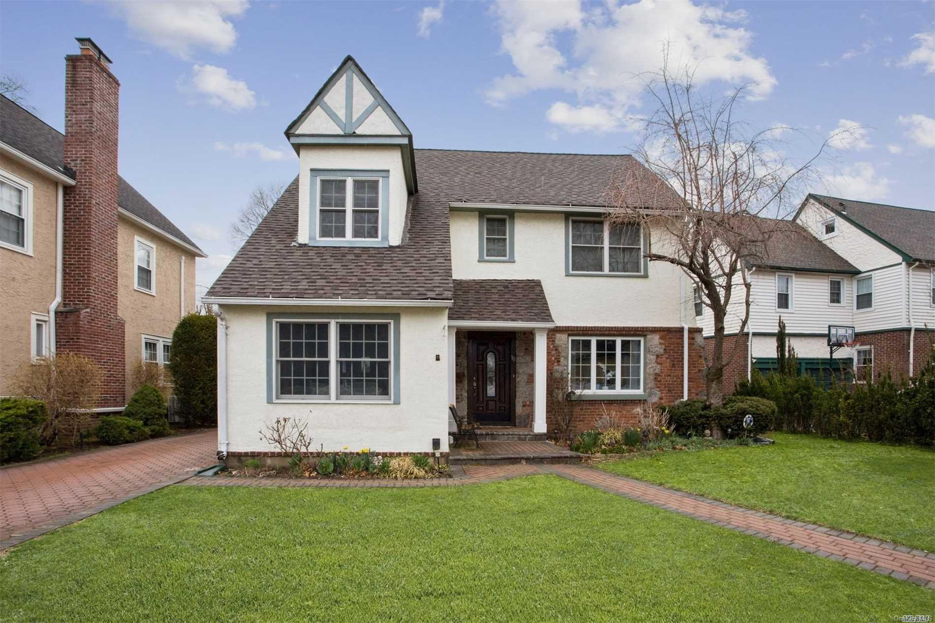 10 Loel Court, Rockville Centre