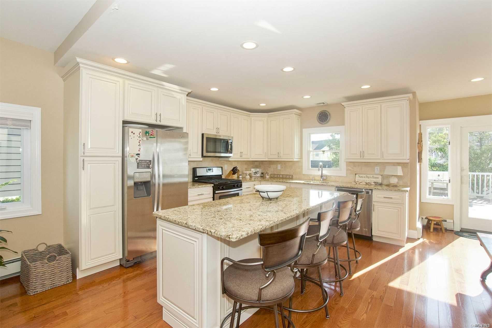 451 Little East Neck Road — photo 6