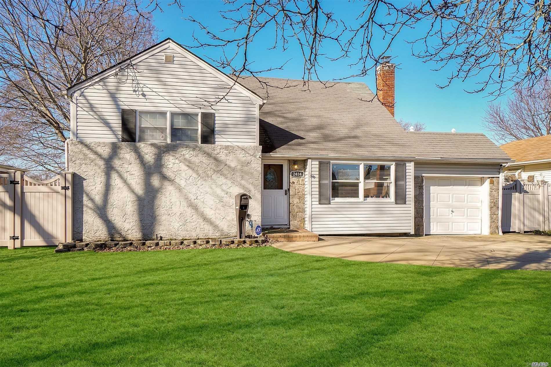 2414 Bayview Avenue, Wantagh