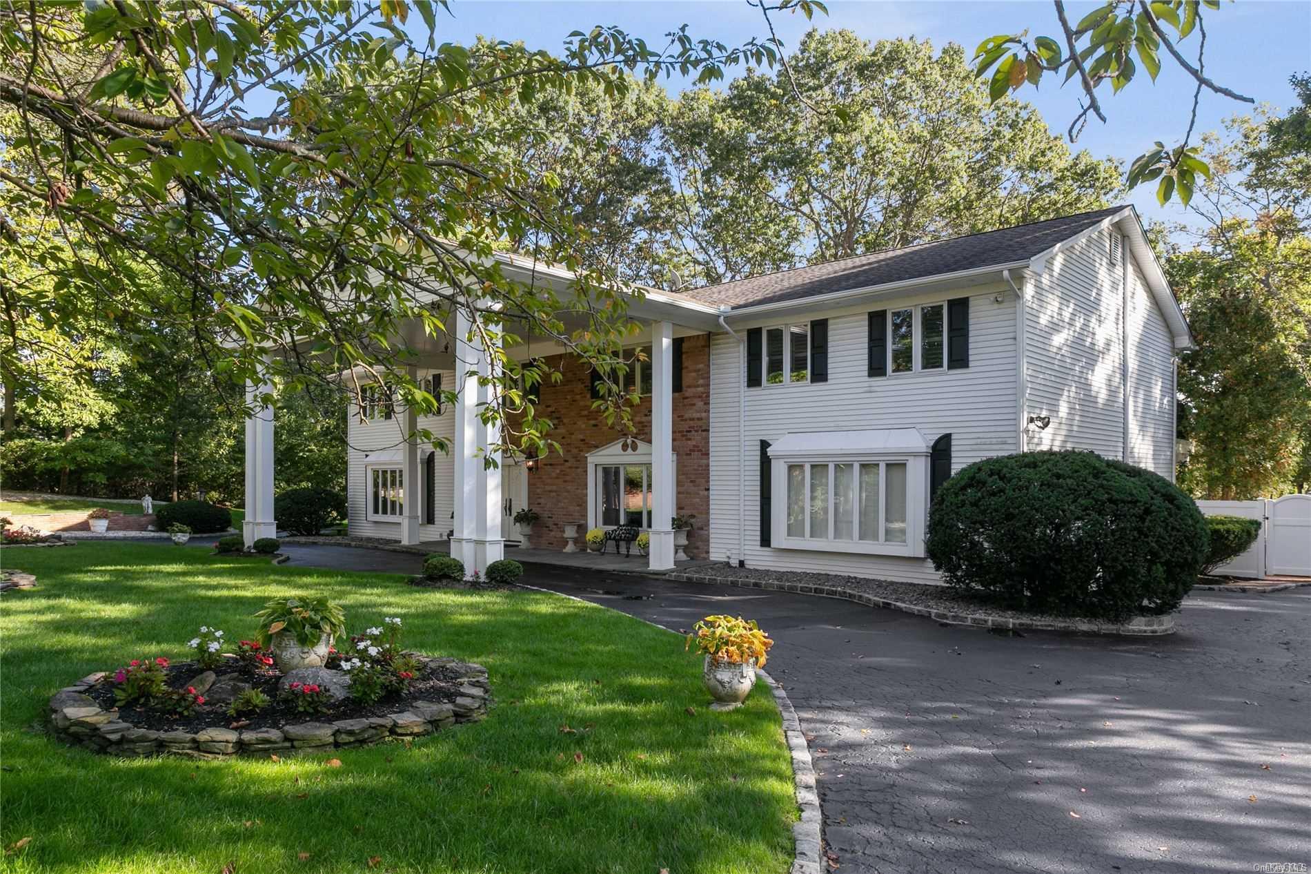 11 Croydon Court, Dix Hills