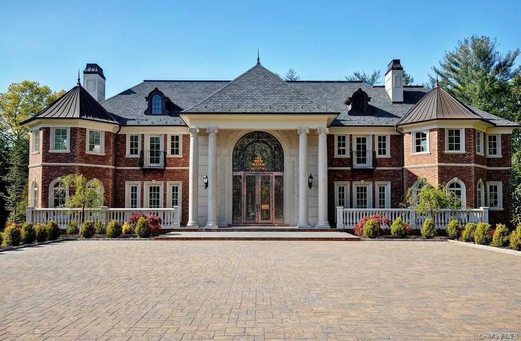 35 Clock Tower Lane, Old Westbury