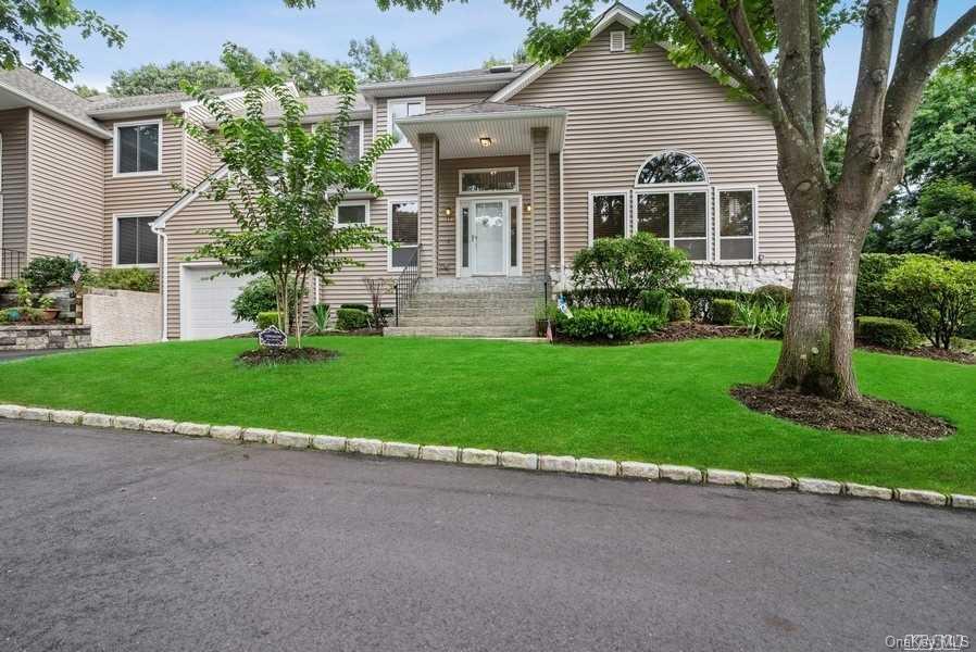 17 Stone Gate Court, Smithtown