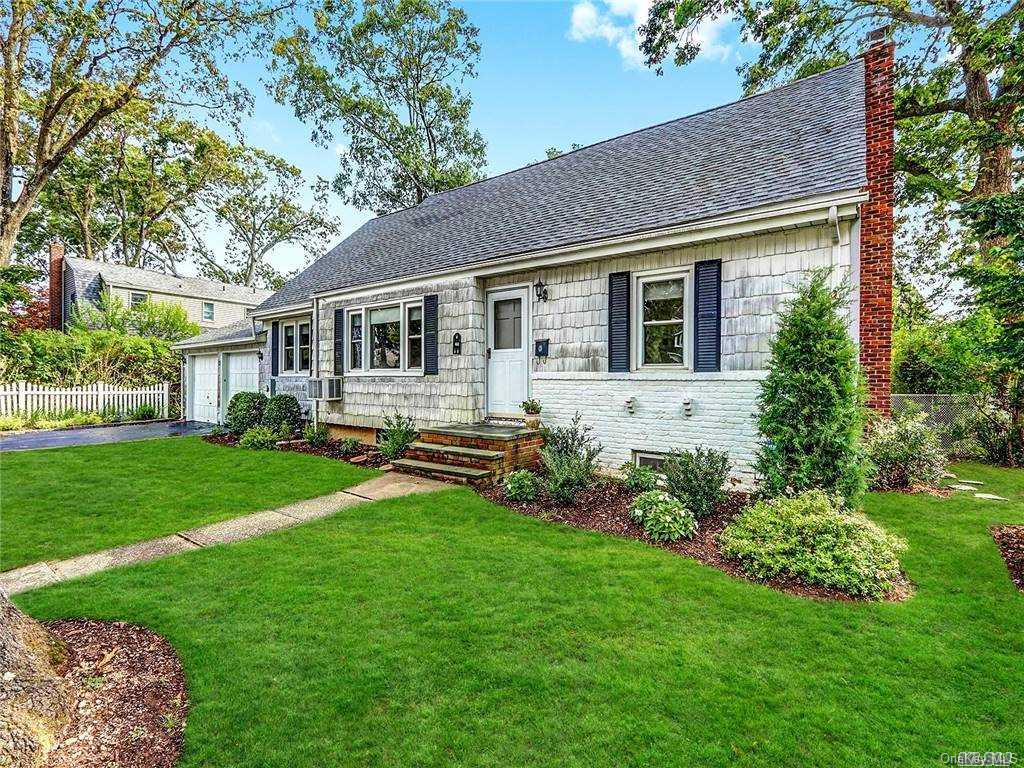 40 Monroe Street, Massapequa Park