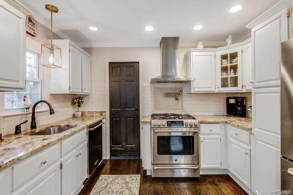 16 Corwin Avenue — photo 4