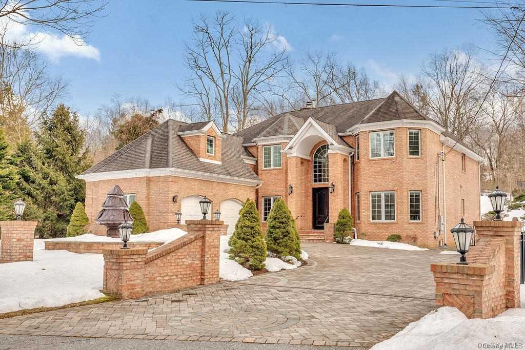 24 Kendrick Lane, Dix Hills