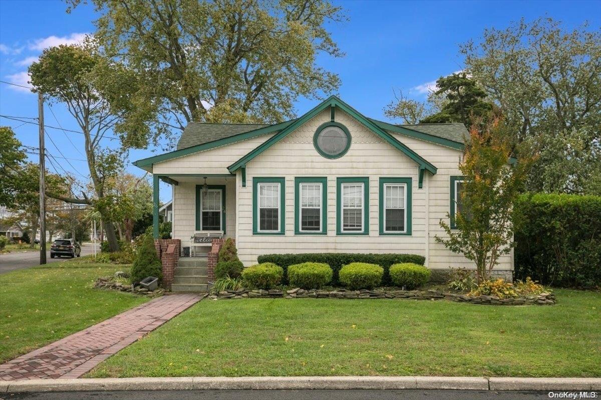 26 Bourdette Place, Amityville