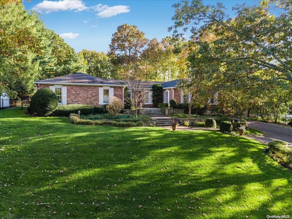 16 Daniel Lane, Dix Hills