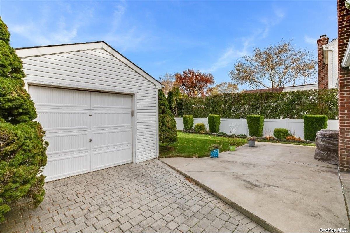 19 Stratford Avenue — photo 18