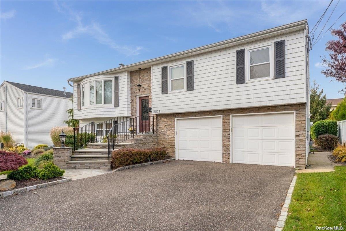 2025 Sans Avenue, Merrick