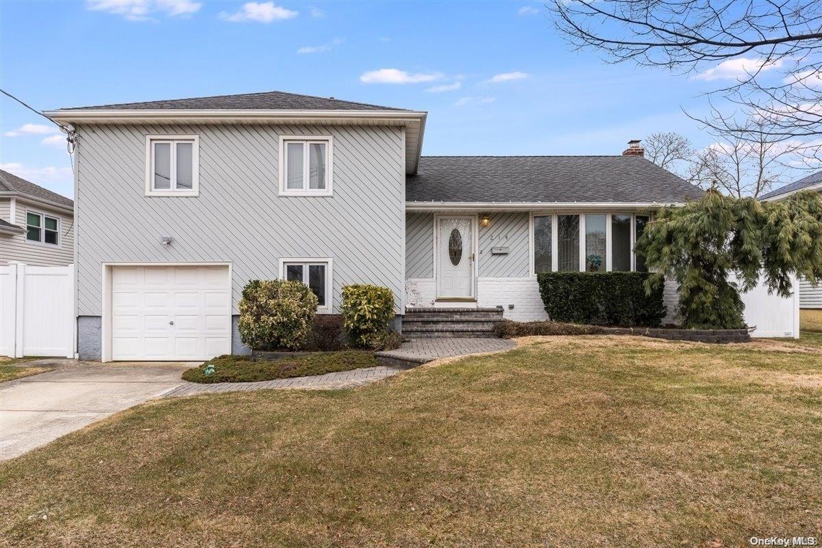 214 Richard Court, Massapequa Park