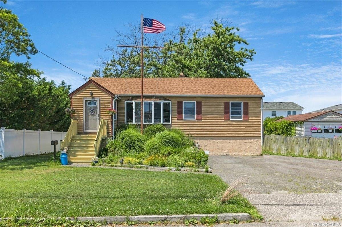 32 Garfield Place, Lindenhurst