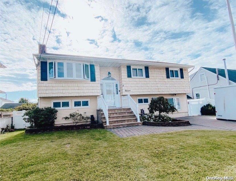 11 Marine Avenue, Lindenhurst