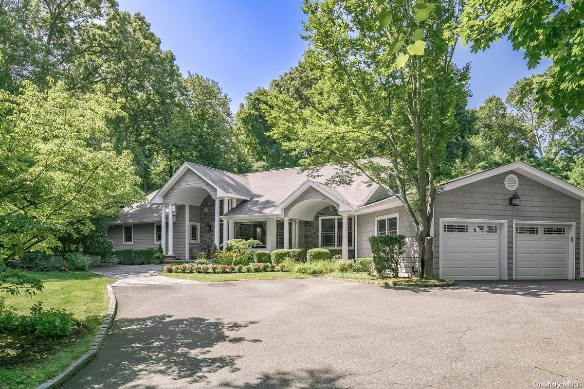9 Bender Court, Dix Hills