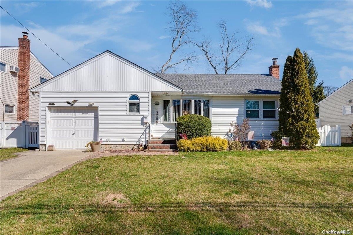 81 Avoca Avenue, Massapequa Park