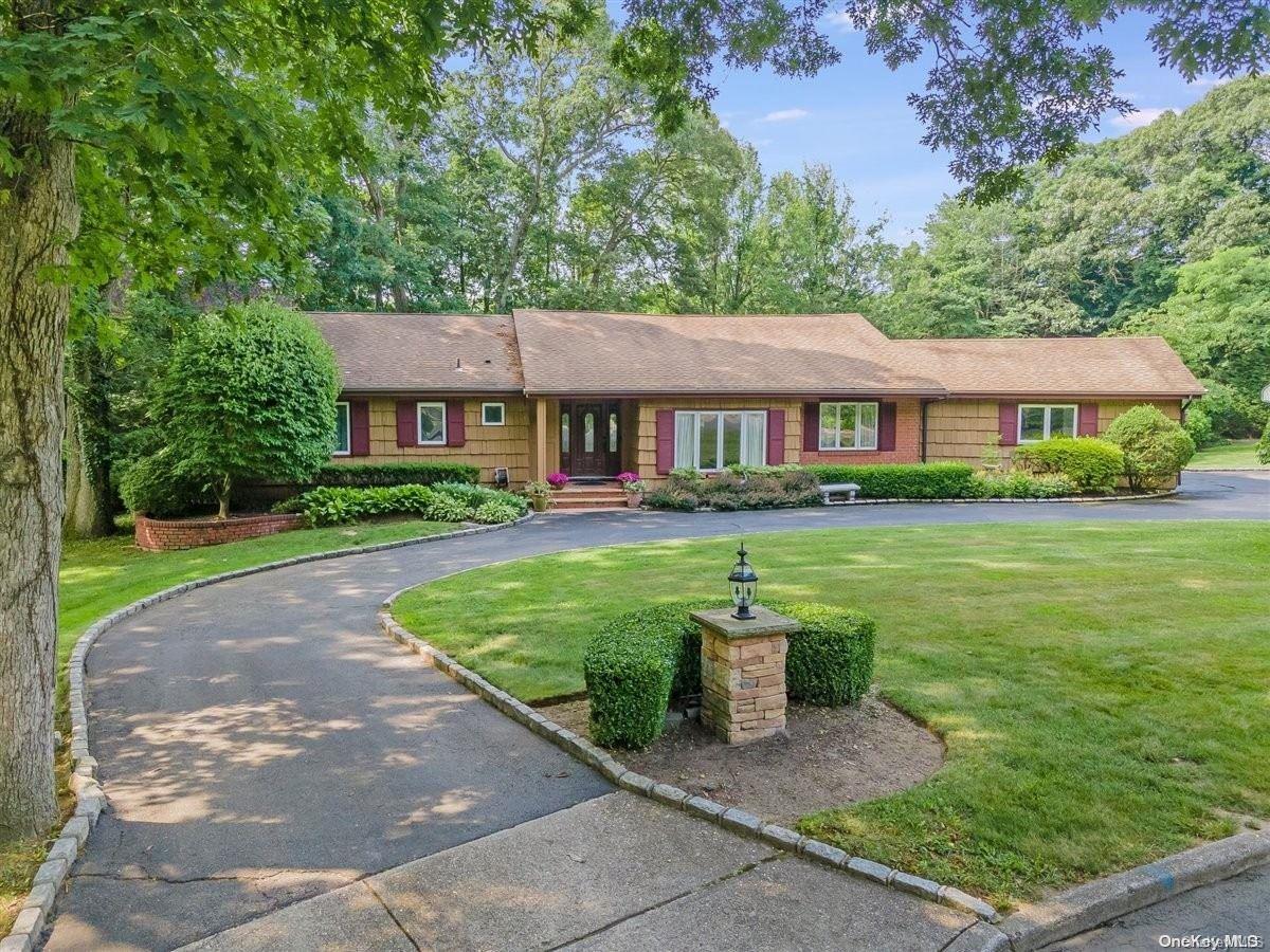 9 Country Squire Court, Dix Hills