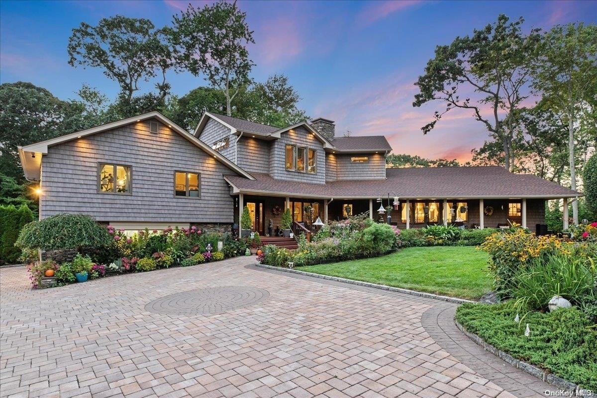 10 Avon Court, Dix Hills