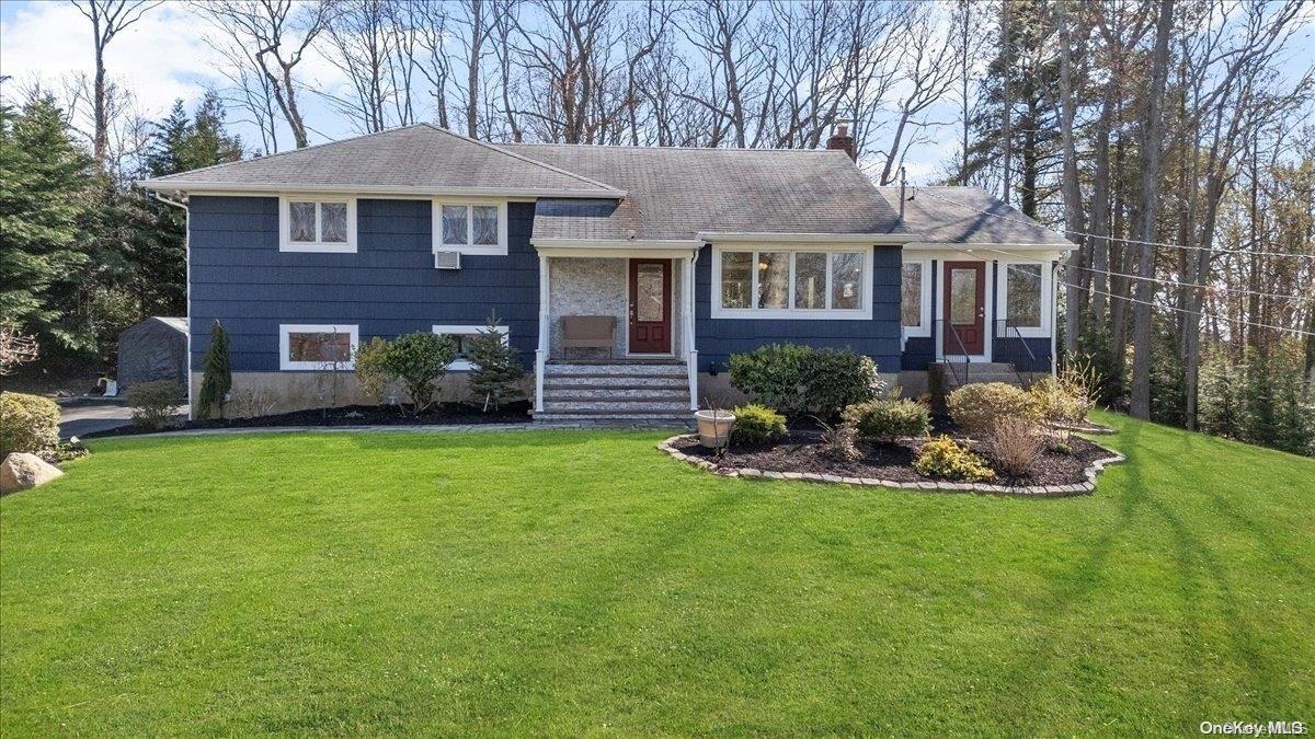 8 Avon Court, Dix Hills