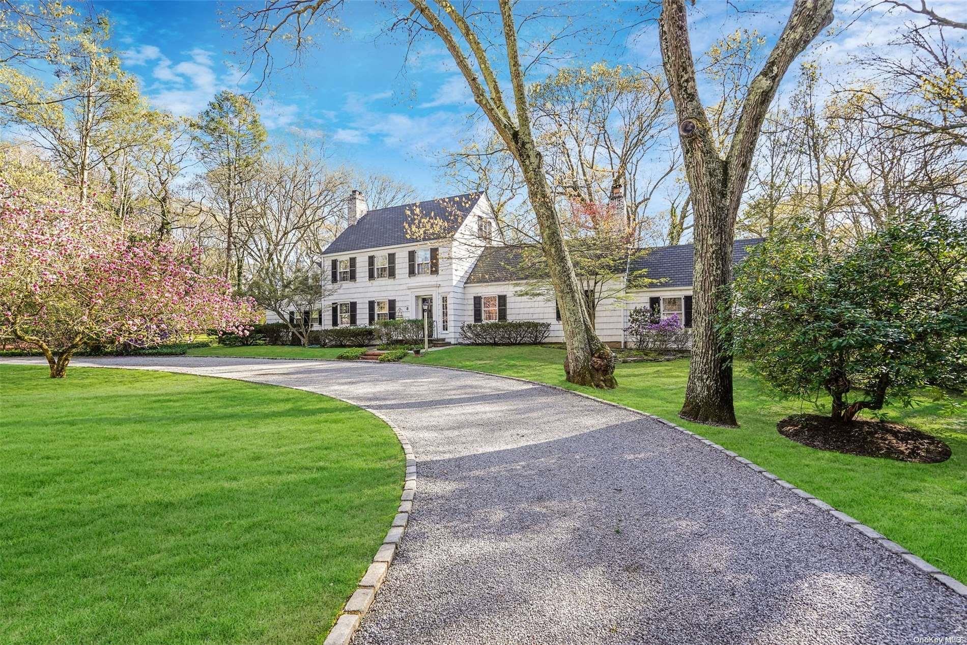 8 Robinswood Road, Setauket