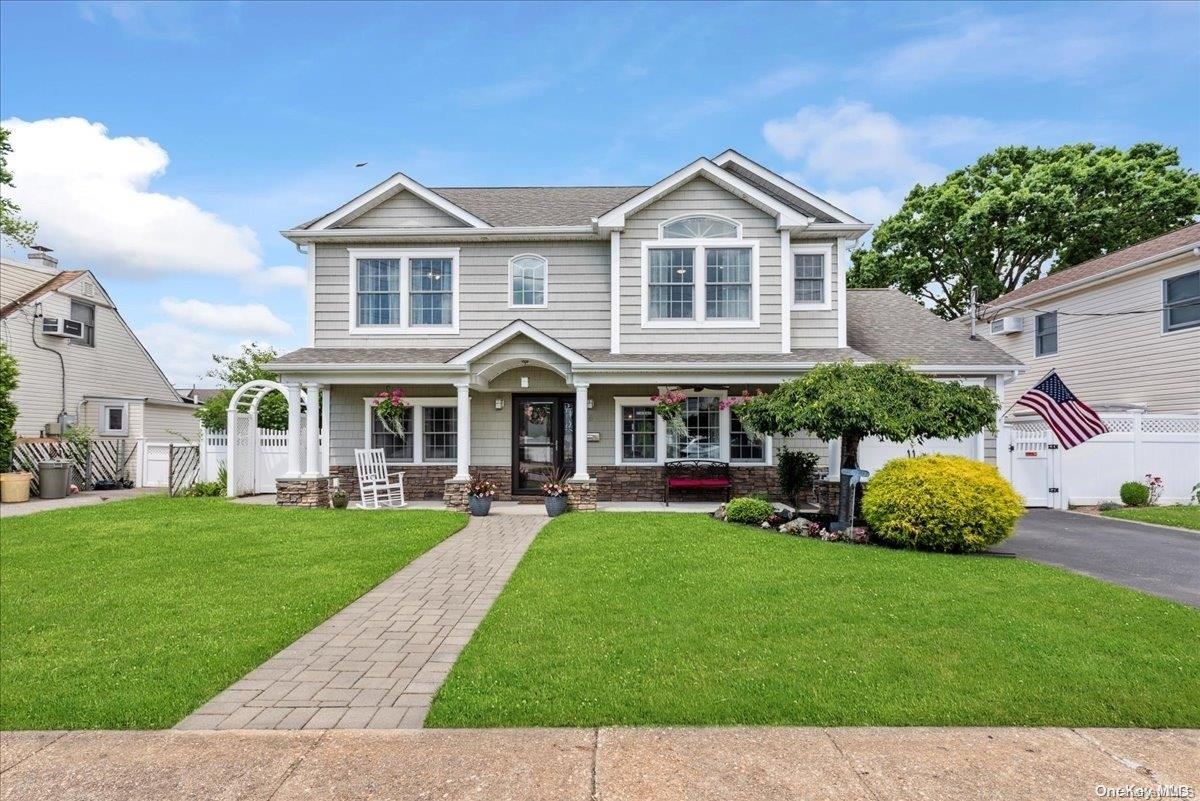 6 Roxbury Lane, Massapequa