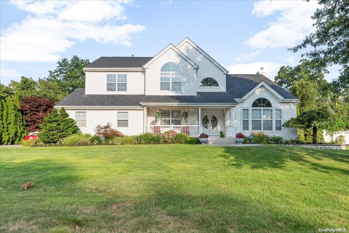 10 Weeping Cherry Lane, Commack