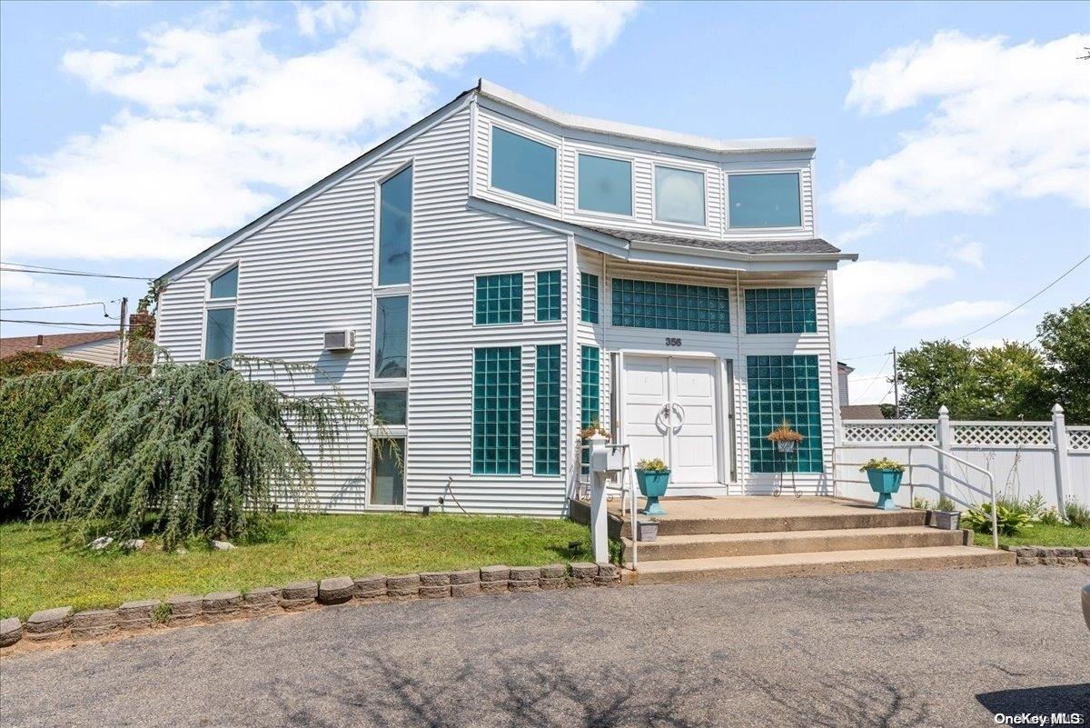 356 Granada Parkway, Lindenhurst