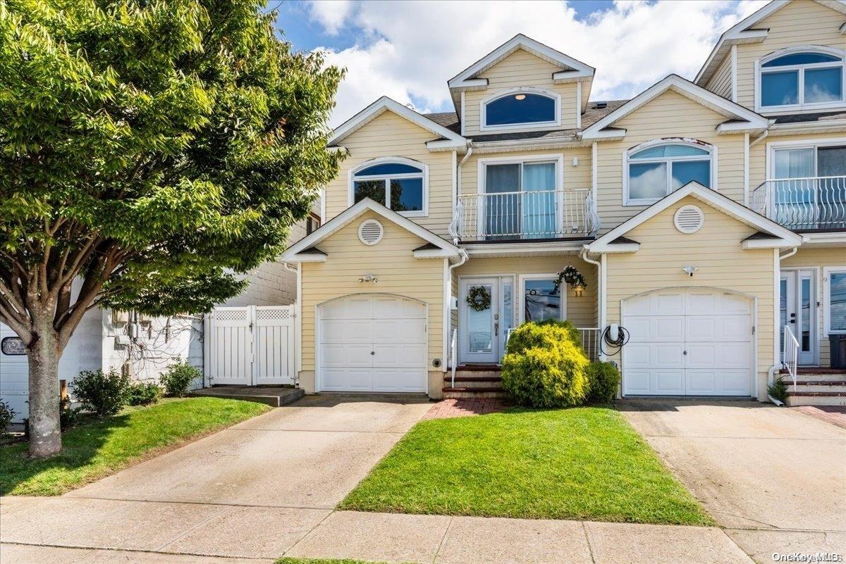 11 Alhambra Road, Massapequa
