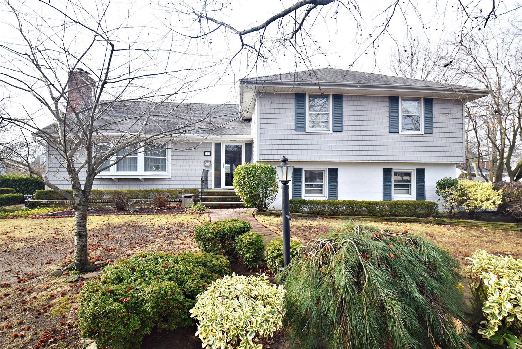 505 1st Street, Lindenhurst