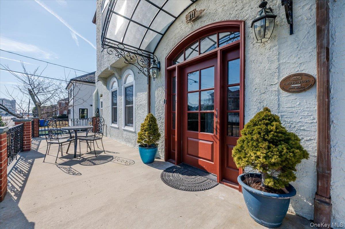 211 Laurelton Boulevard, Long Beach