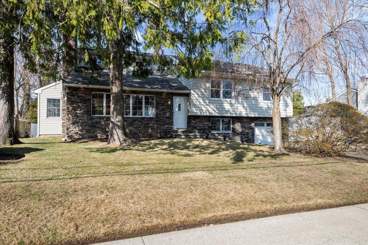16 Hemlock Drive, Syosset