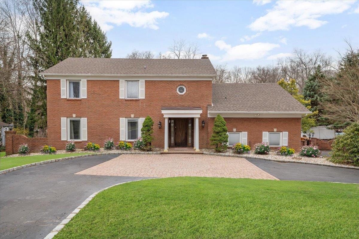 4 Redington Court, Dix Hills