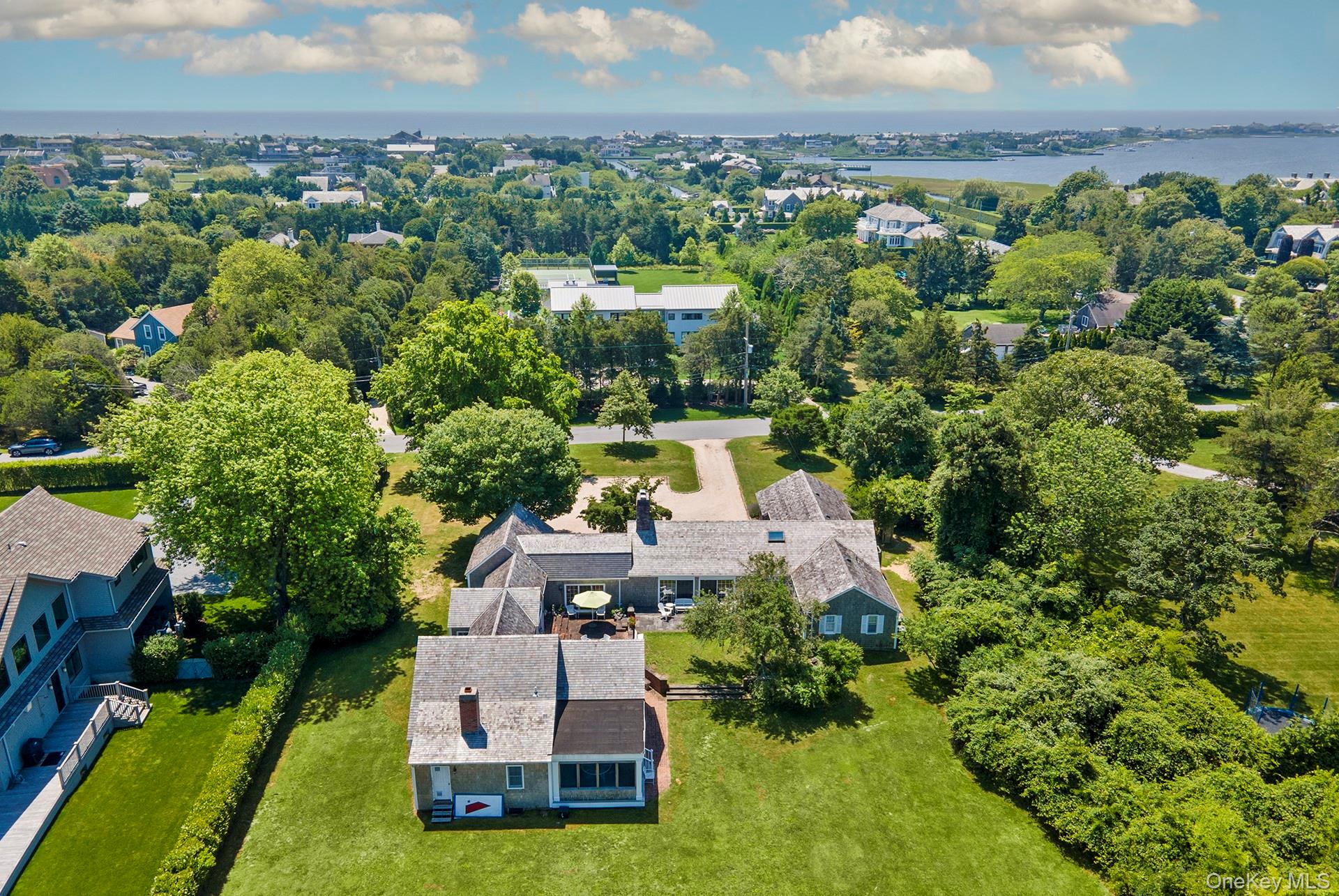 19 Quaquanantuck Lane — photo 2