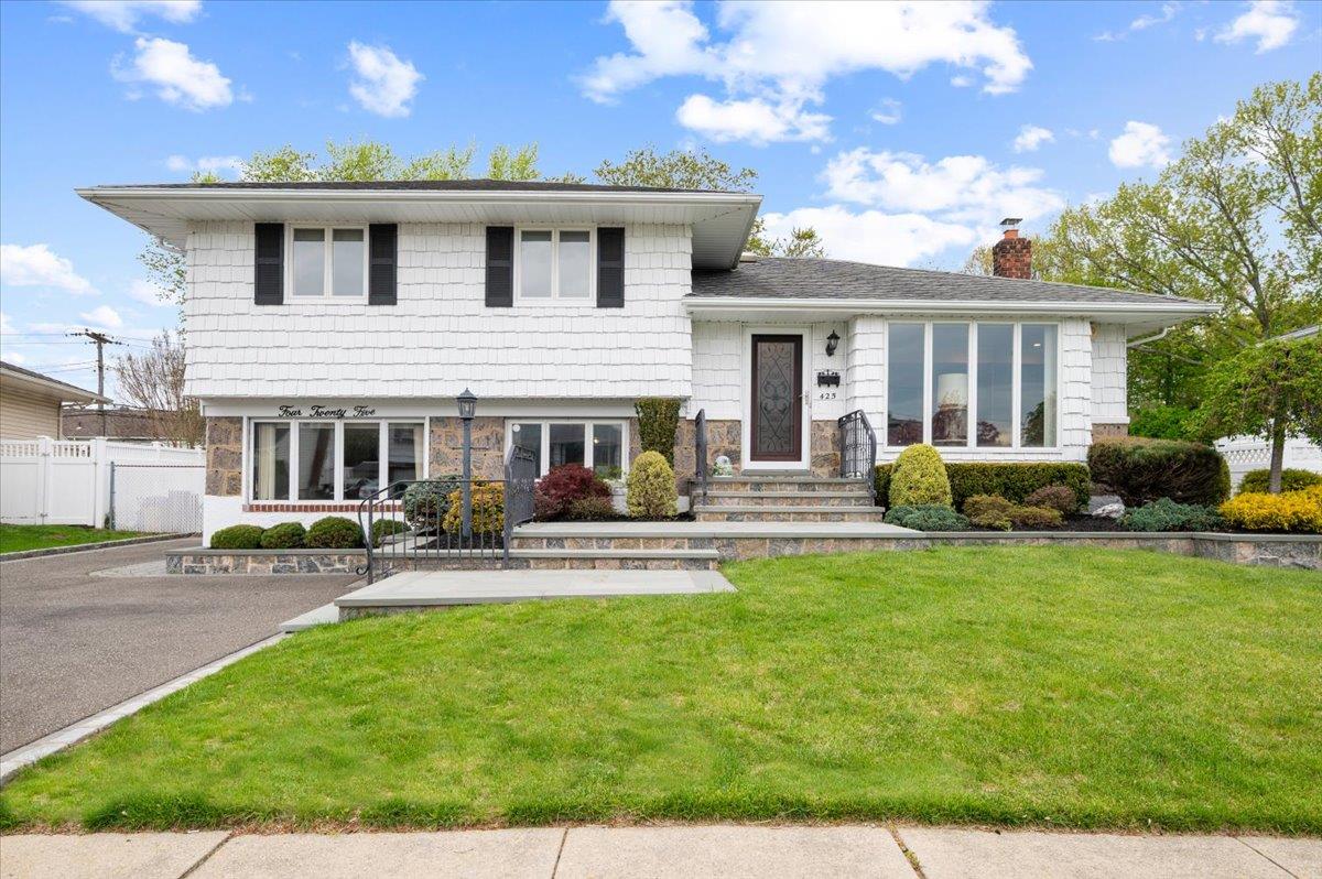 425 Queens Avenue