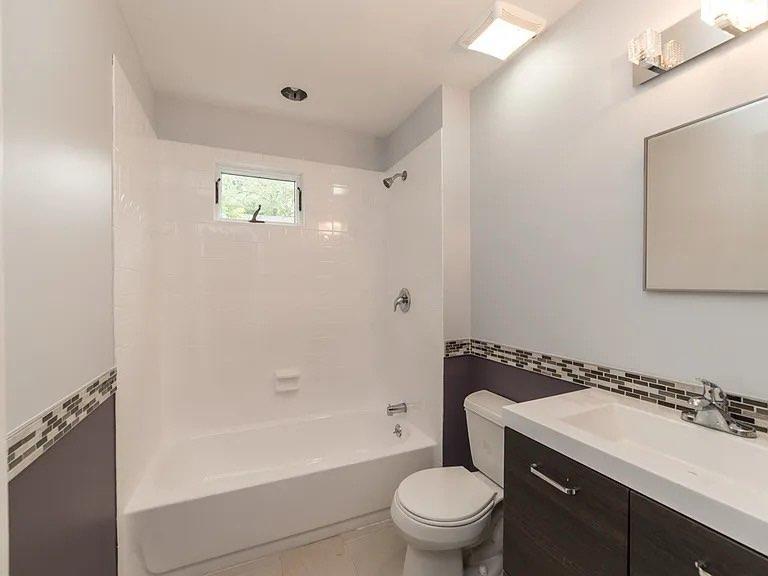 1044 Waverly Avenue — photo 11