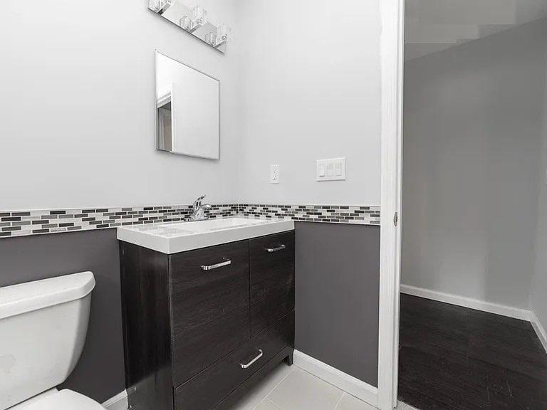 1044 Waverly Avenue — photo 12