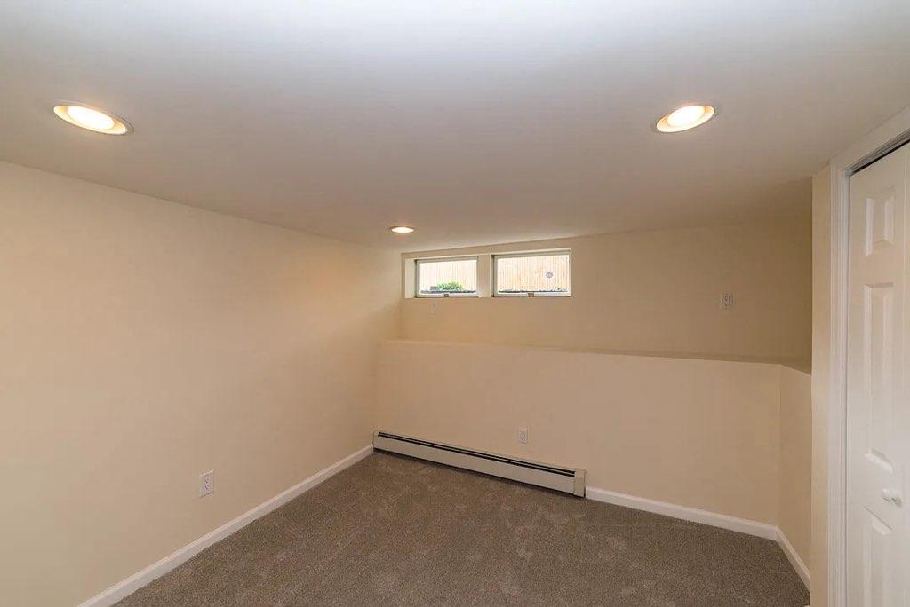 1044 Waverly Avenue — photo 16