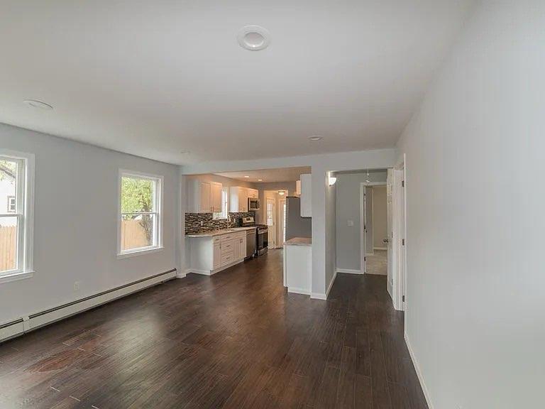 1044 Waverly Avenue — photo 2