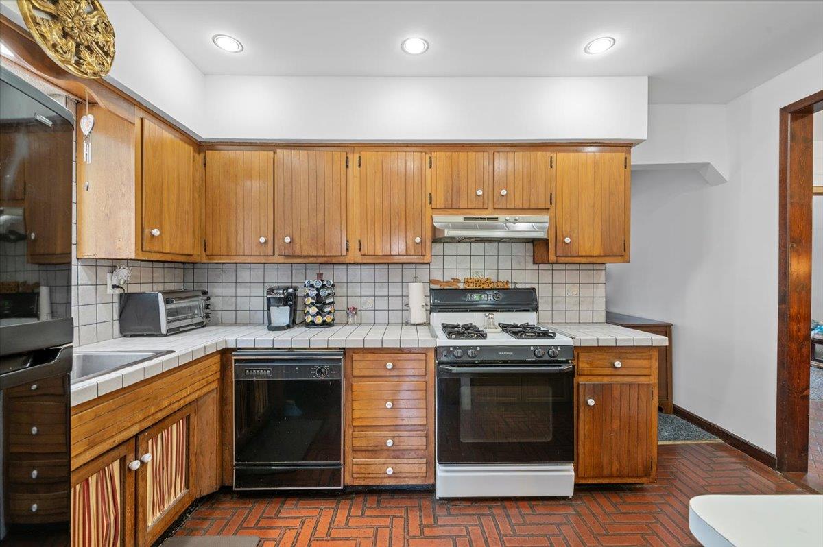 124 Dianne Street — photo 8
