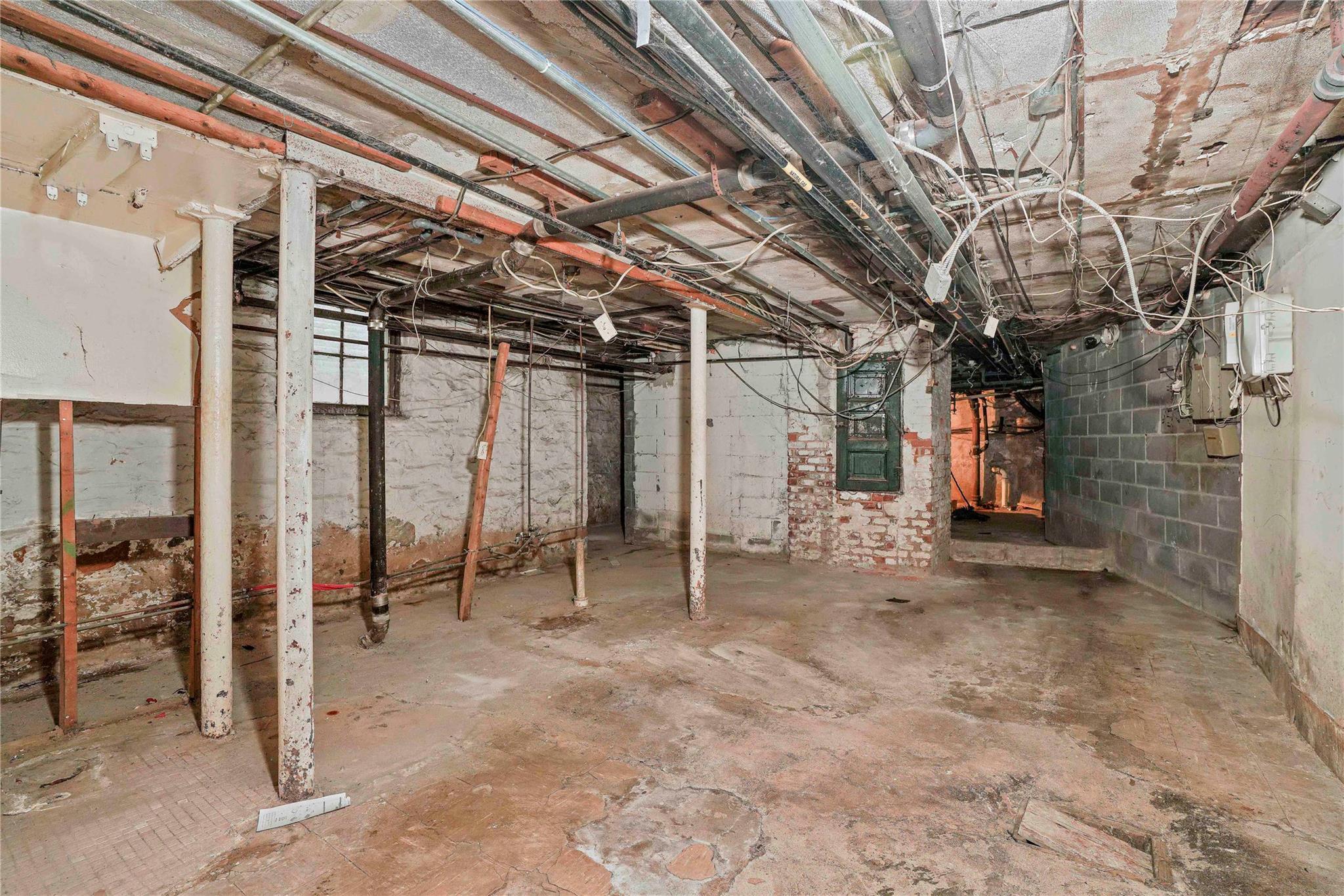 1670 Putnam Avenue — photo 15