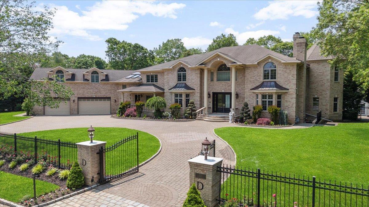 135 Millet Street, Dix Hills