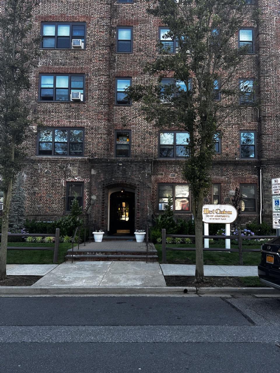 141 Wyckoff Place #1F, Woodmere
