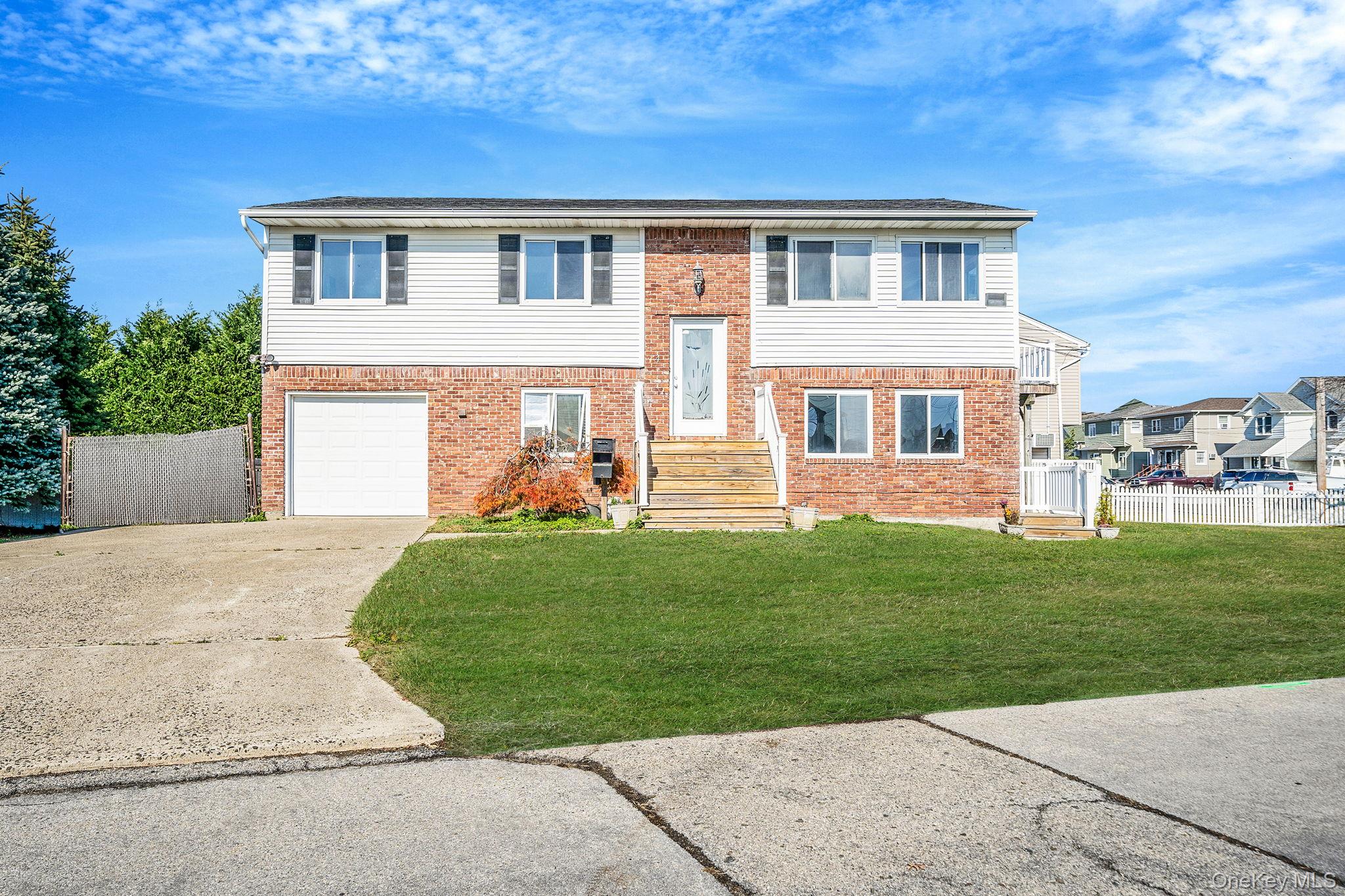 4 Bay Place, Lindenhurst