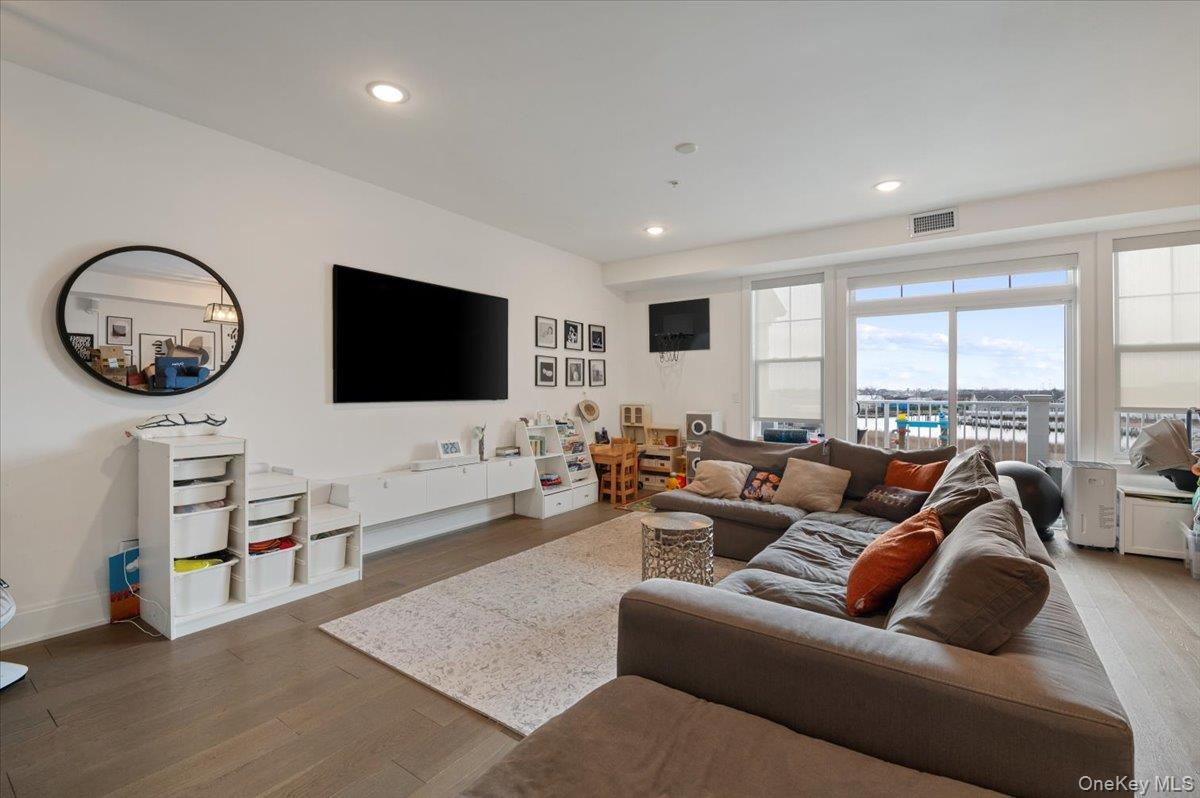 422 Marina Pointe Drive #422 — photo 2