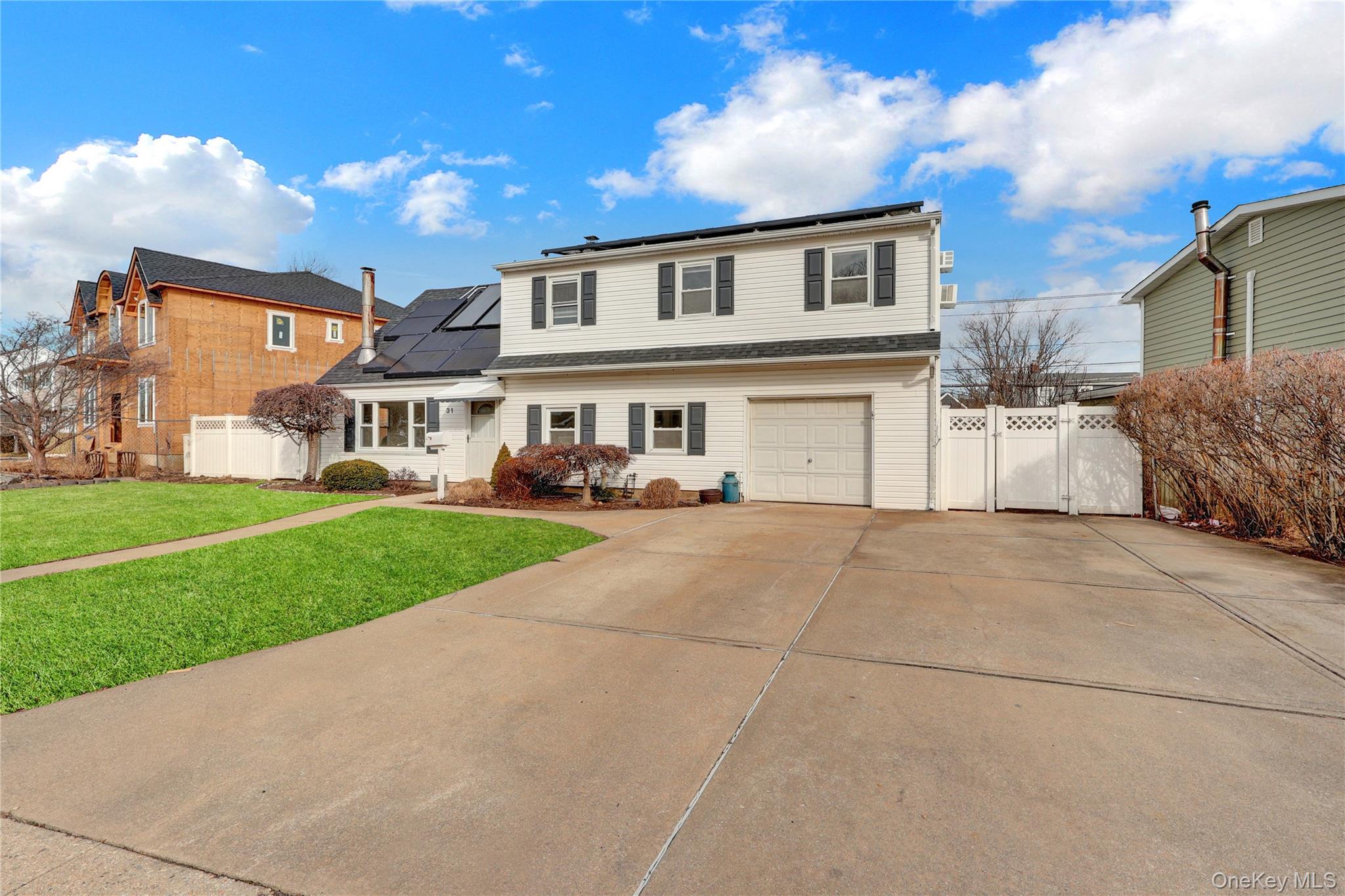31 Bluespruce Road, Levittown