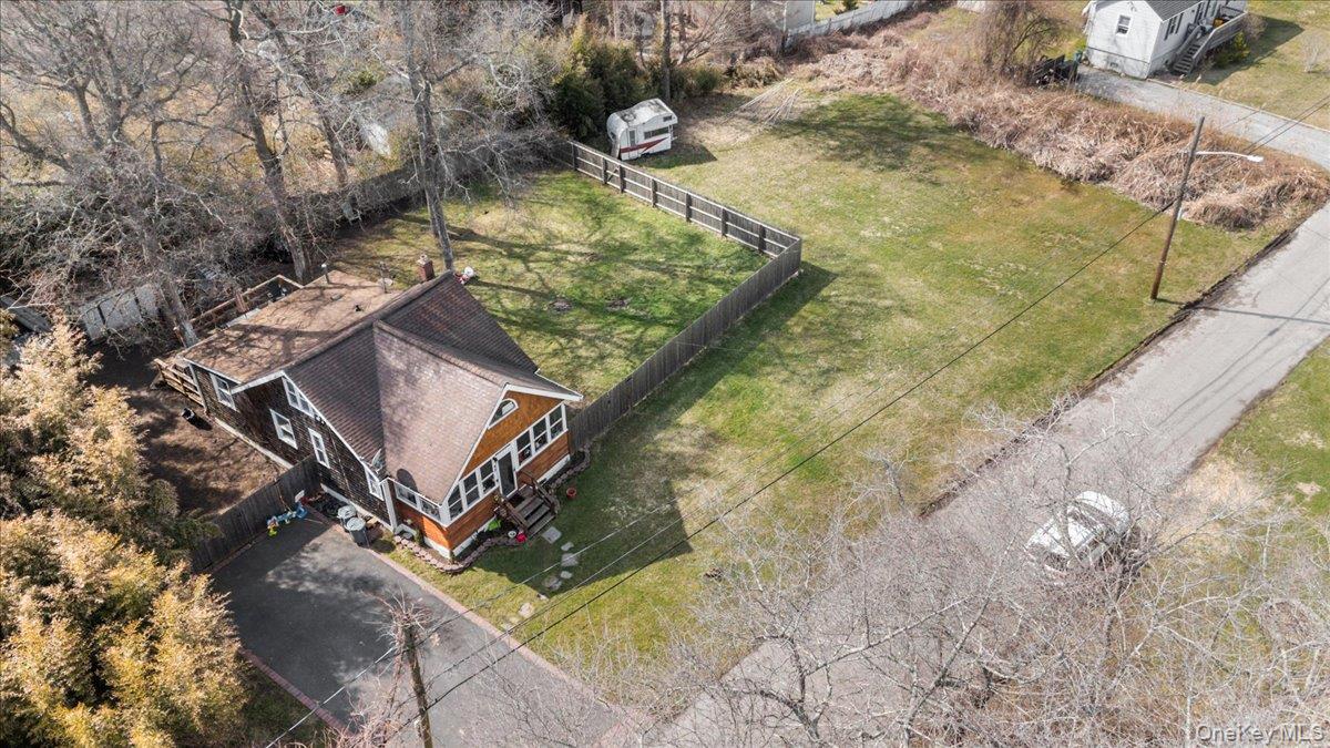 42 Moriches Drive — photo 2