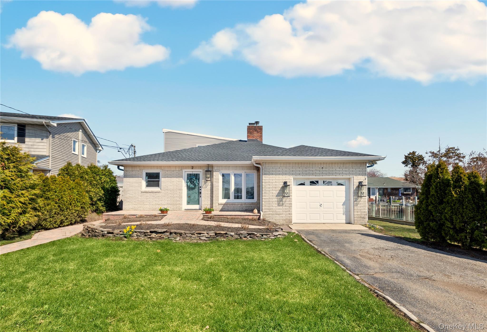 2 Lido Prom, Lindenhurst