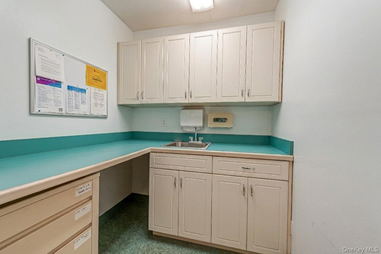 3250 Sunrise Highway — photo 16