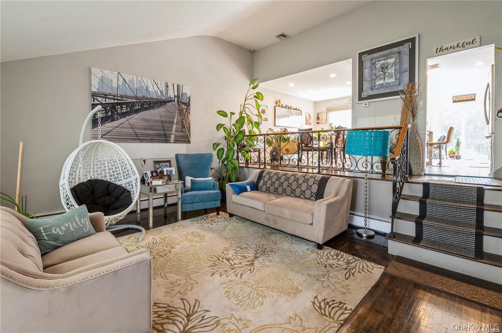 1040 Cedarhurst Street — photo 2